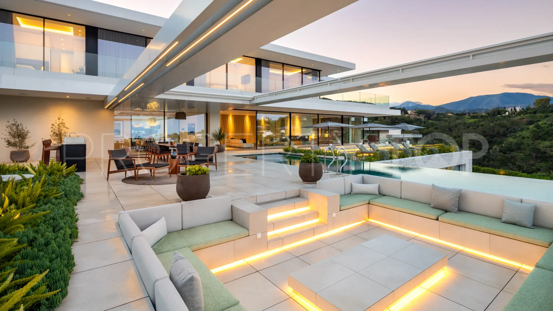 8 bedrooms villa for sale in El Madroñal