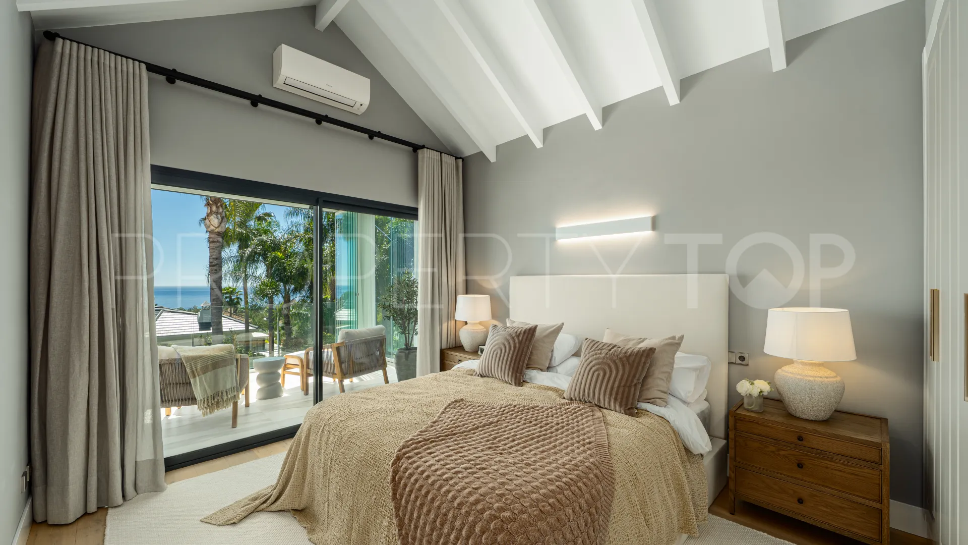 Villa for sale in Altos Reales