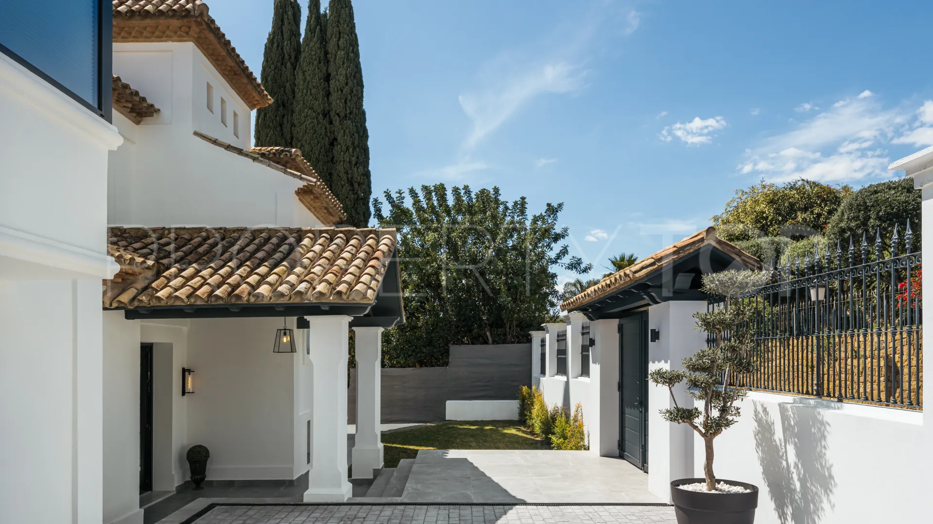 Villa for sale in Altos Reales