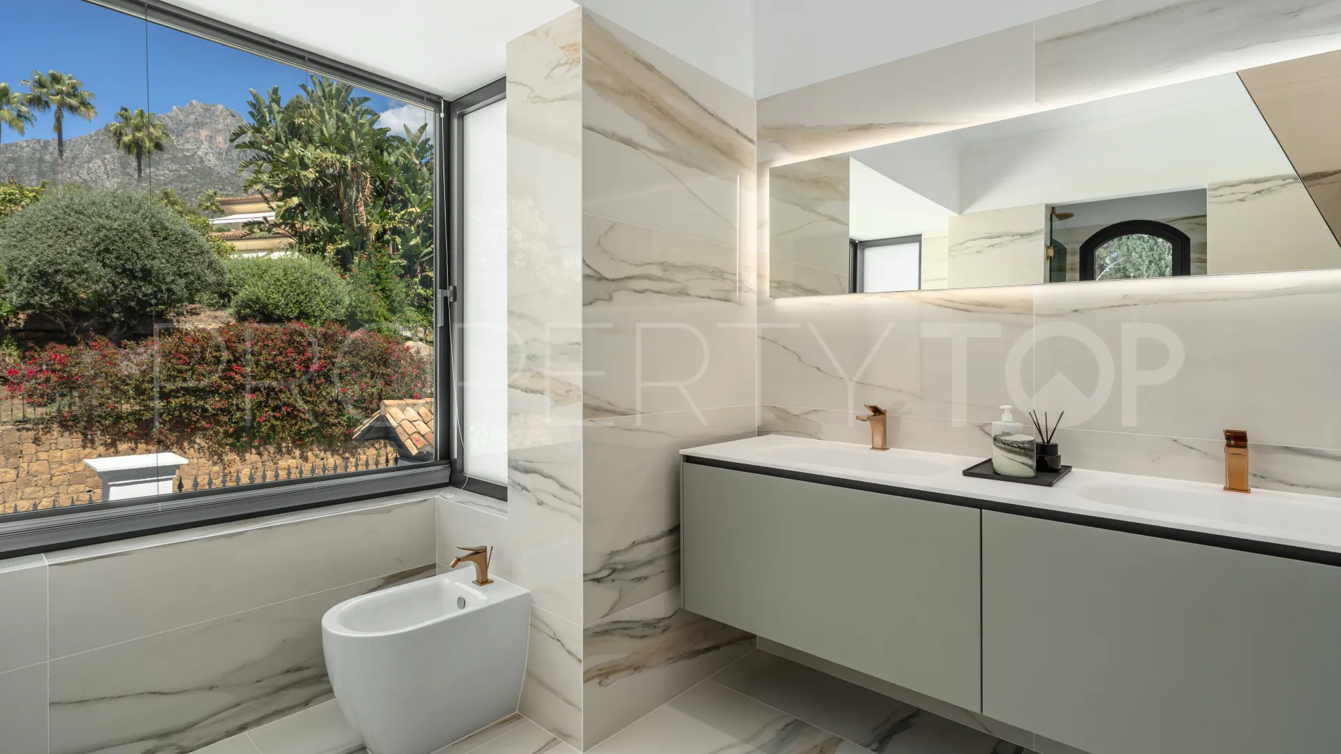 Villa for sale in Altos Reales