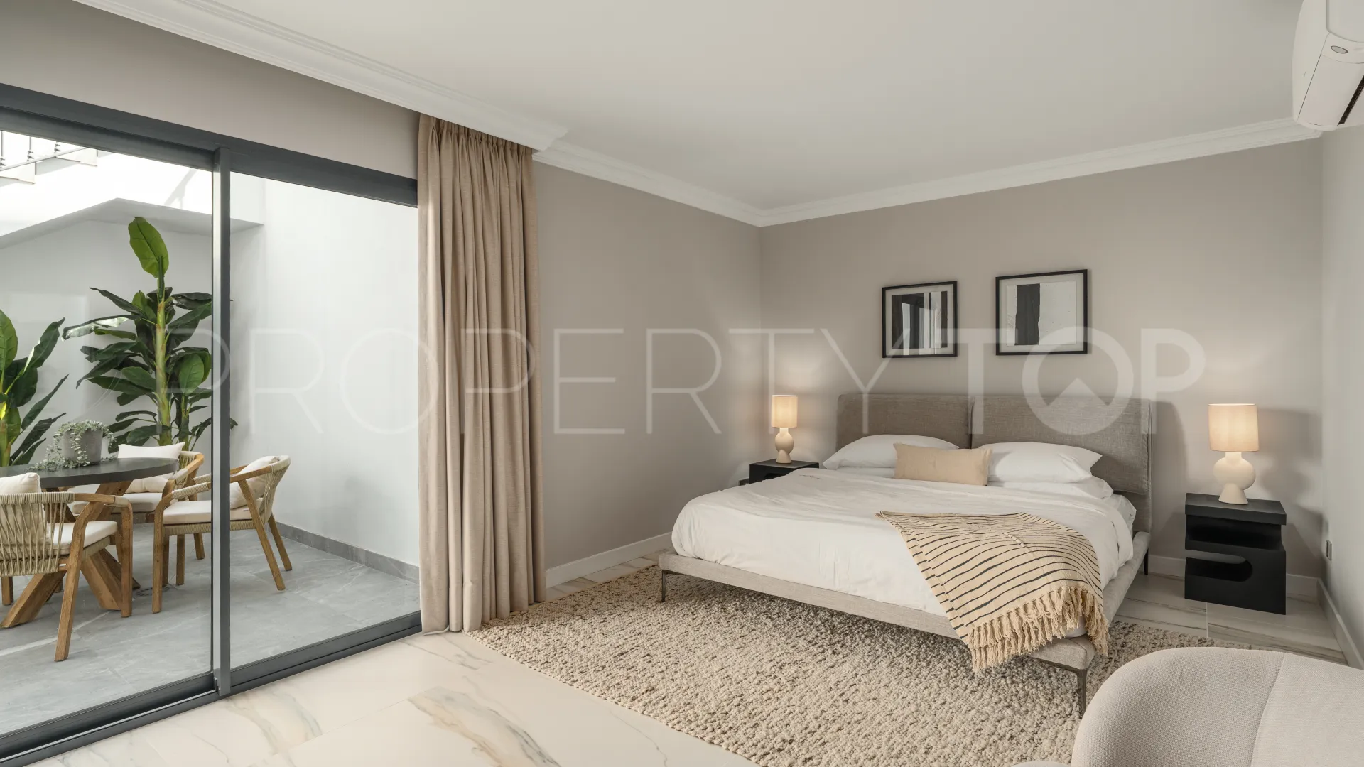 Villa for sale in Altos Reales