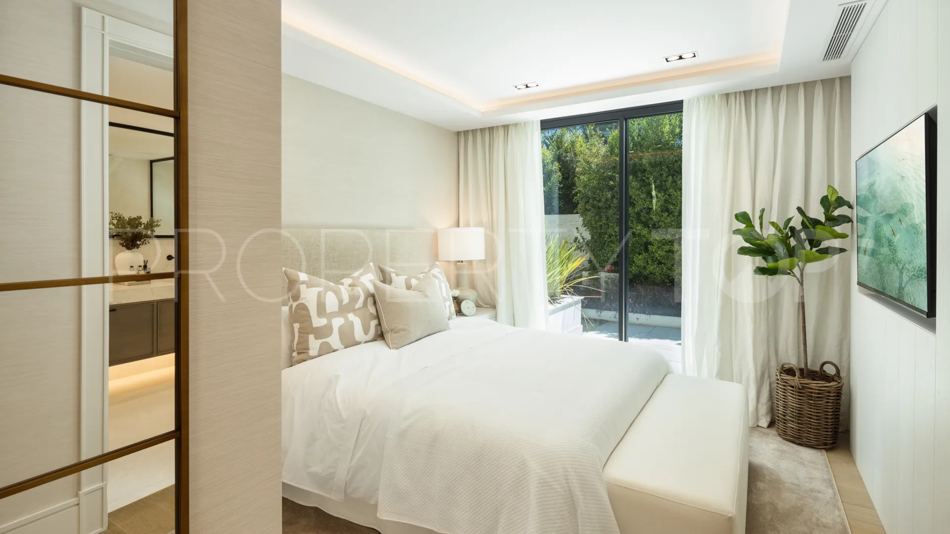 Buy 7 bedrooms villa in Las Brisas