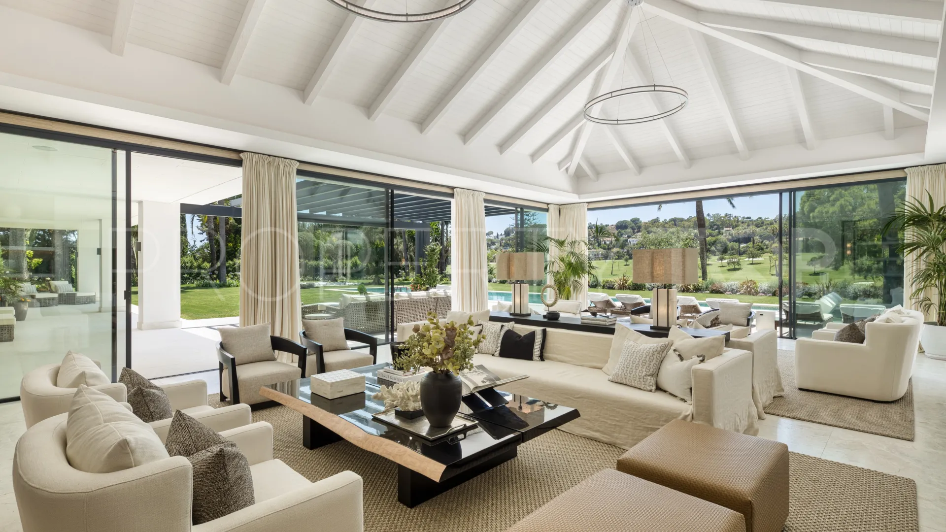Buy 7 bedrooms villa in Las Brisas