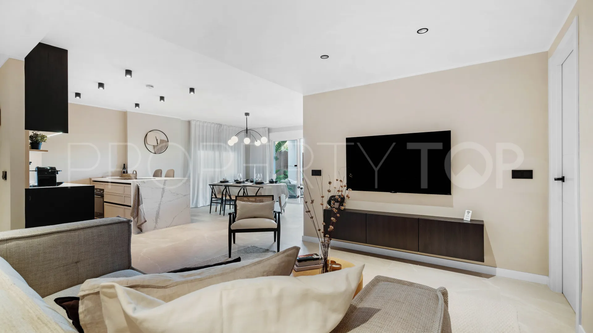Se vende apartamento de 4 dormitorios en Jardines de Andalucia