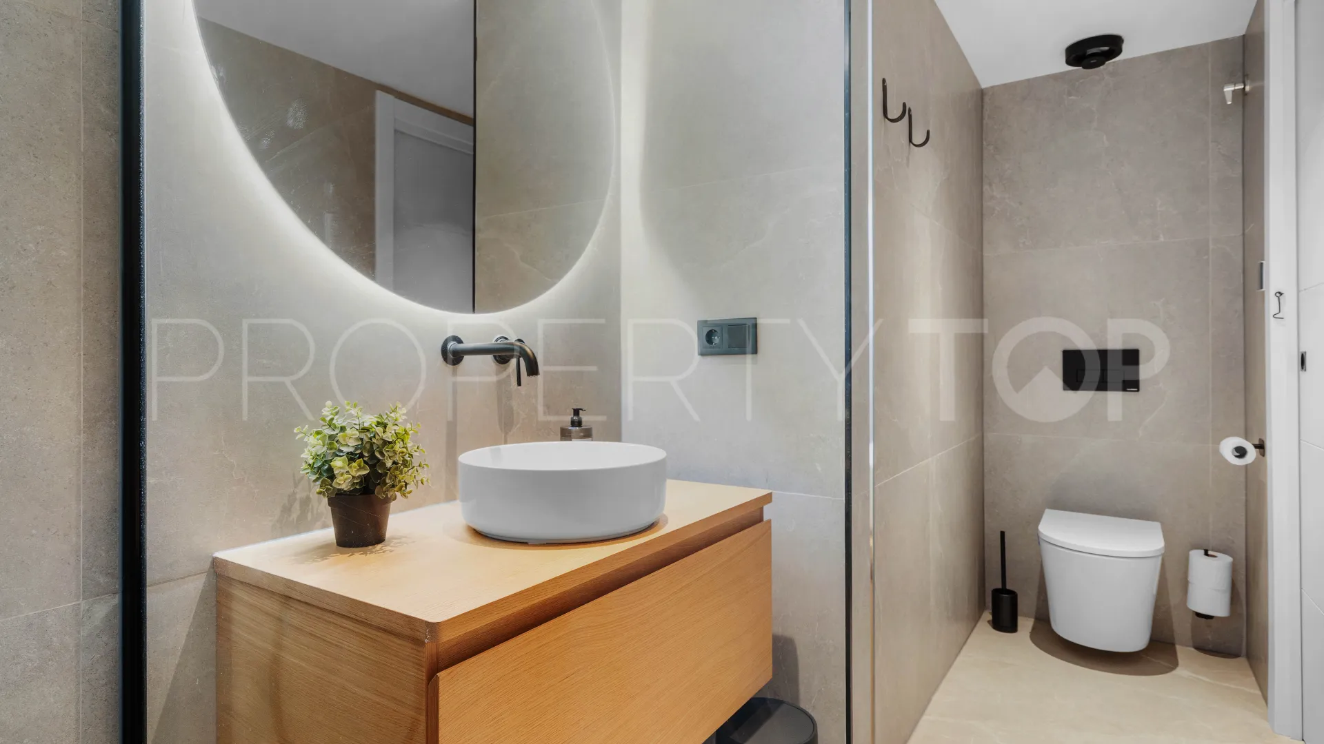 Se vende apartamento de 4 dormitorios en Jardines de Andalucia
