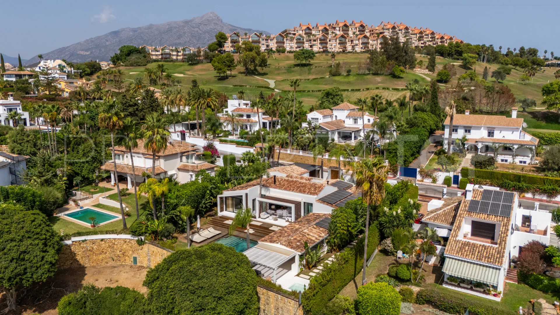 Nueva Andalucia, villa de 5 dormitorios en venta