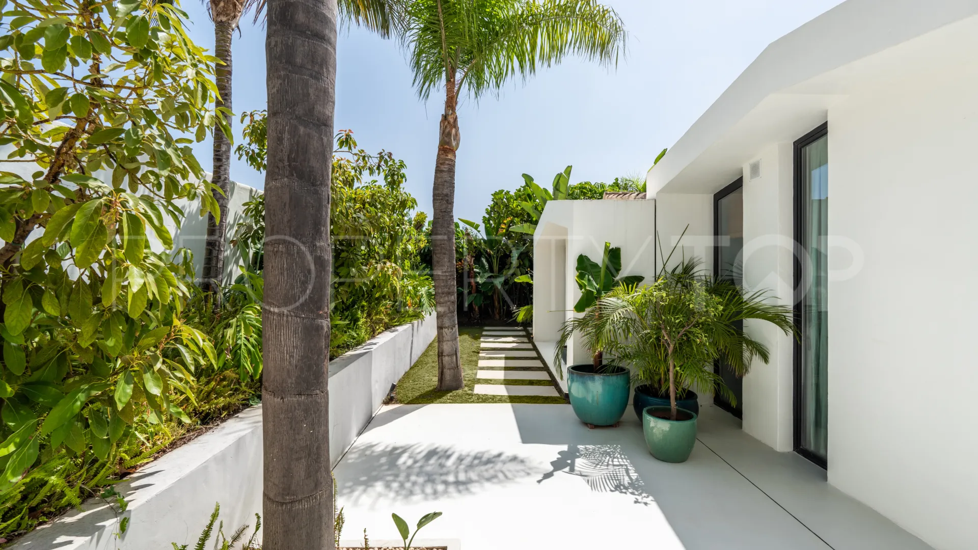 Nueva Andalucia, villa de 5 dormitorios en venta