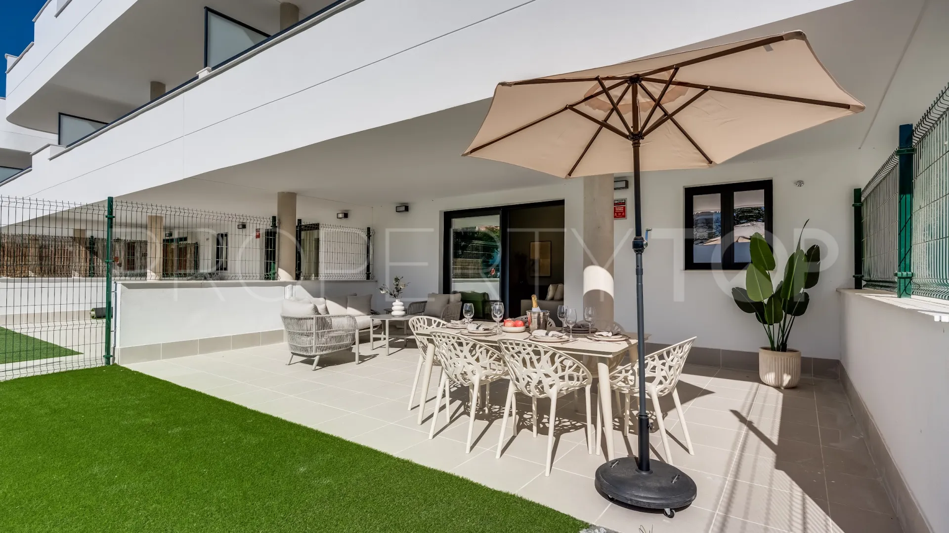 For sale 2 bedrooms ground floor apartment in Estepona