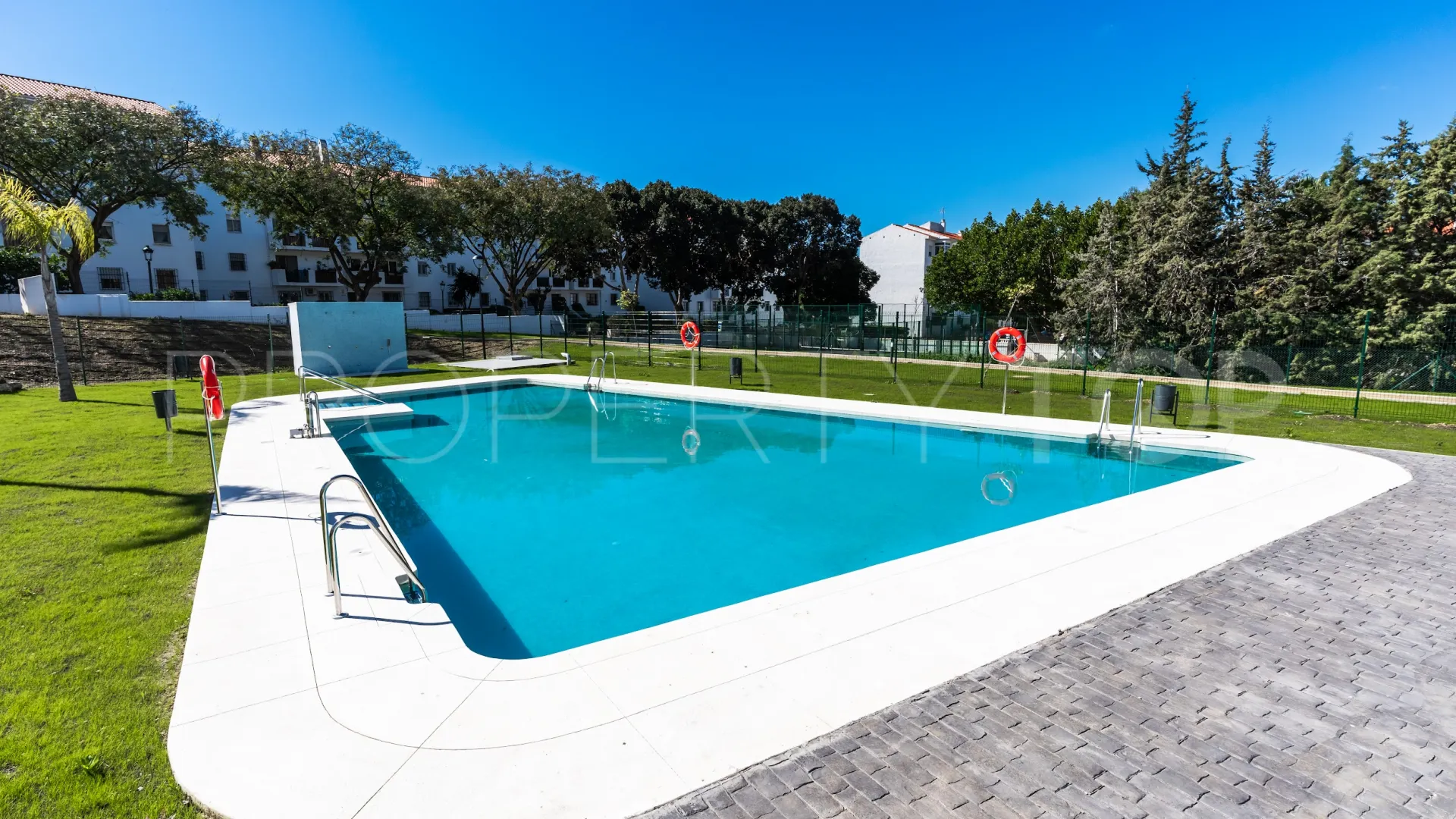 For sale 2 bedrooms ground floor apartment in Estepona