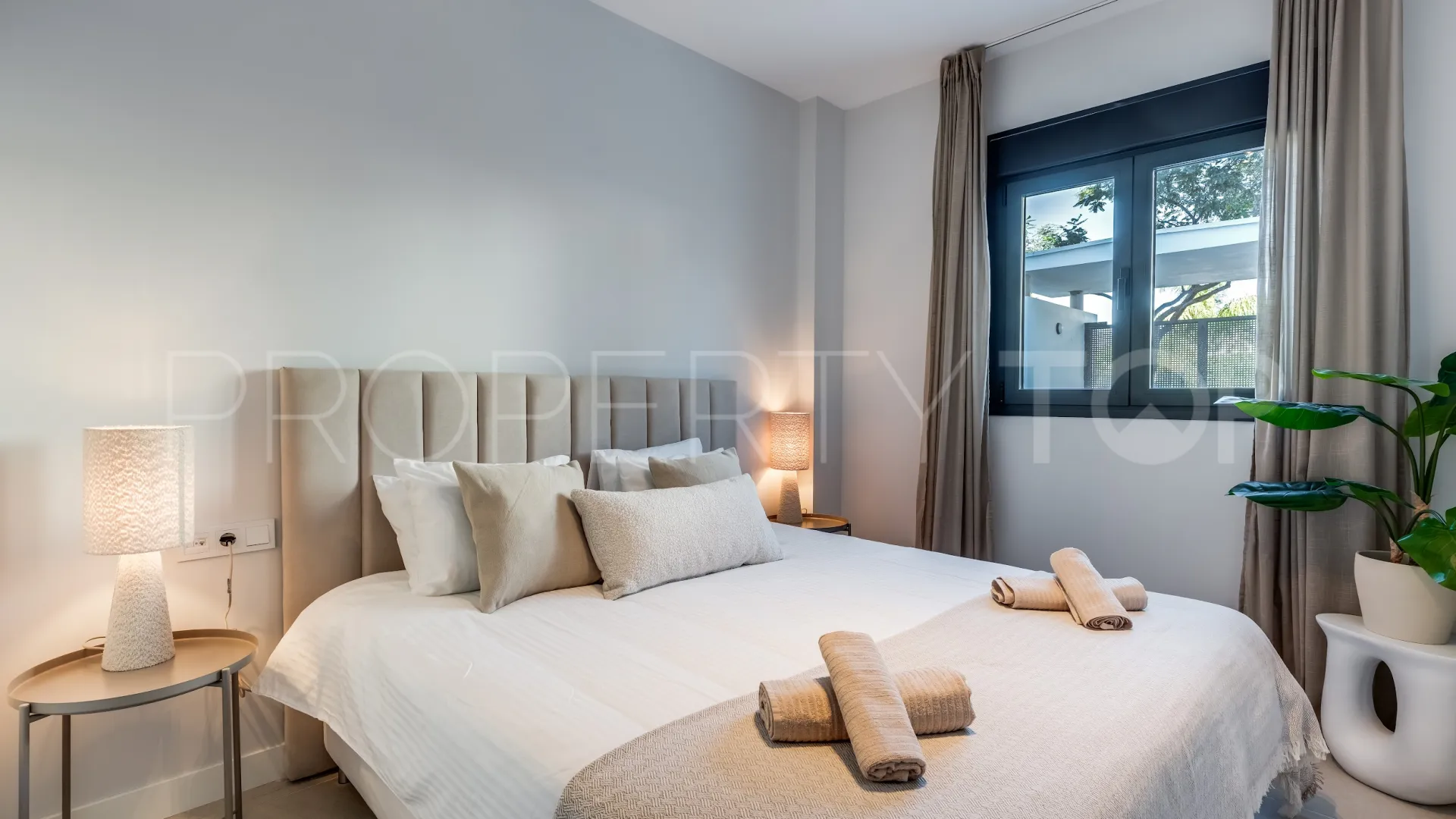 For sale 2 bedrooms ground floor apartment in Estepona