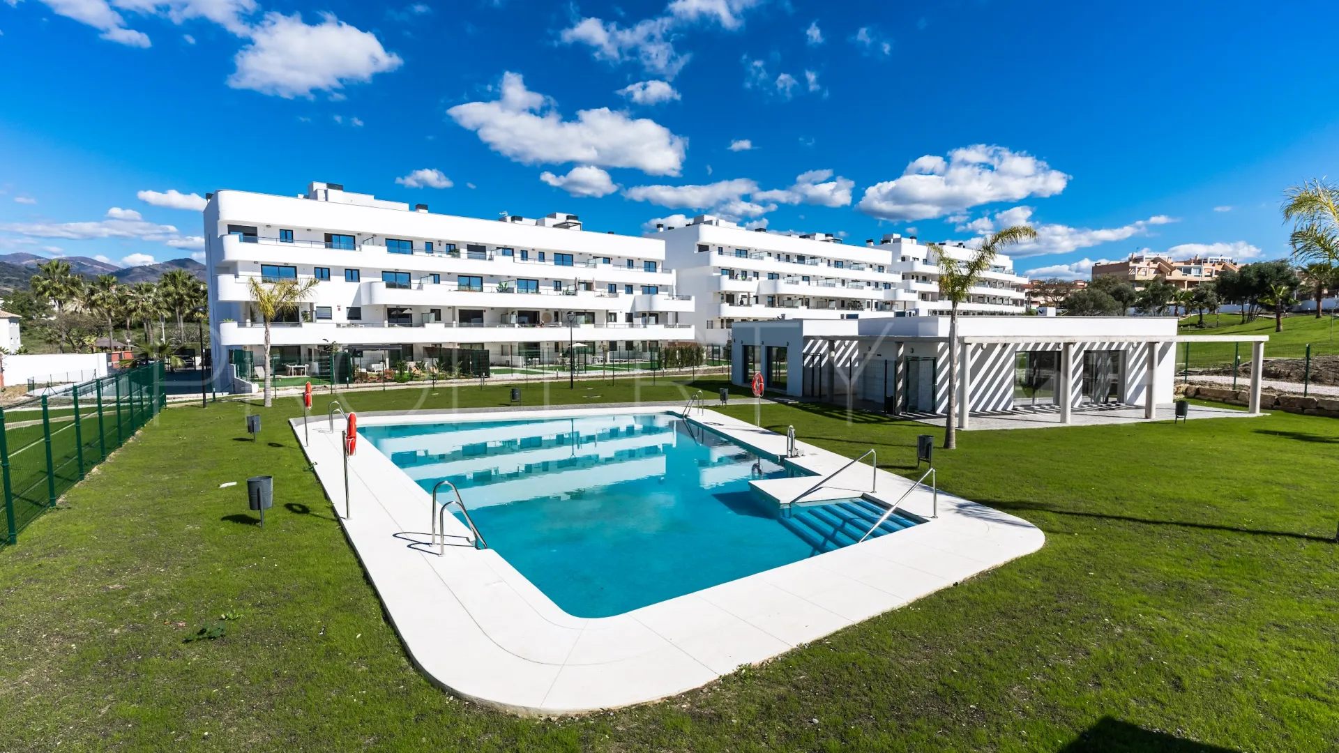 For sale 2 bedrooms ground floor apartment in Estepona