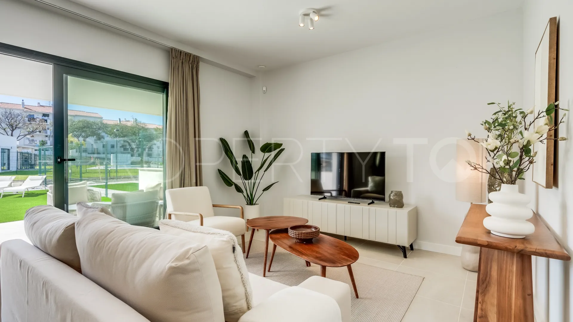For sale 2 bedrooms ground floor apartment in Estepona