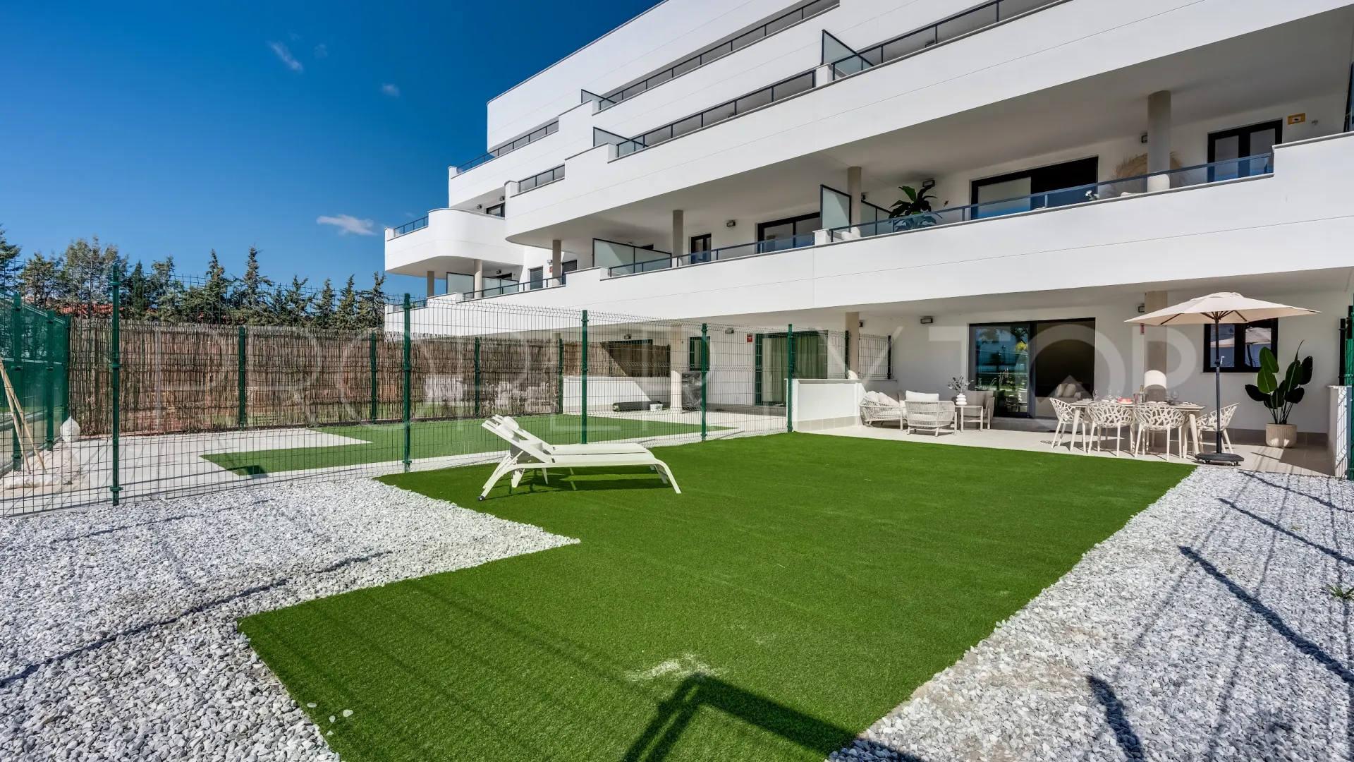 For sale 2 bedrooms ground floor apartment in Estepona