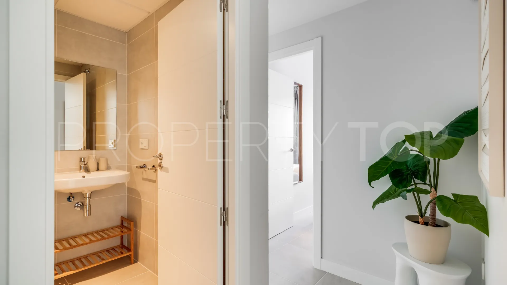 For sale 2 bedrooms ground floor apartment in Estepona