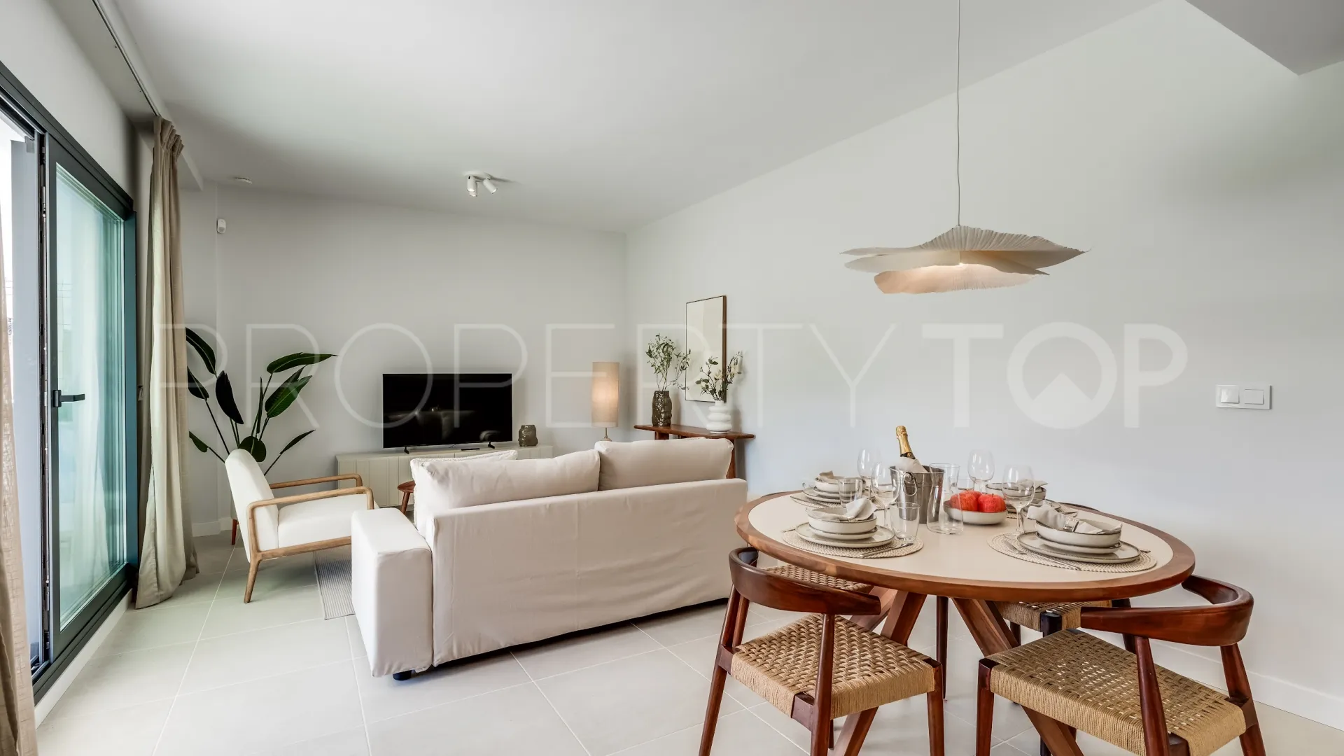 For sale 2 bedrooms ground floor apartment in Estepona
