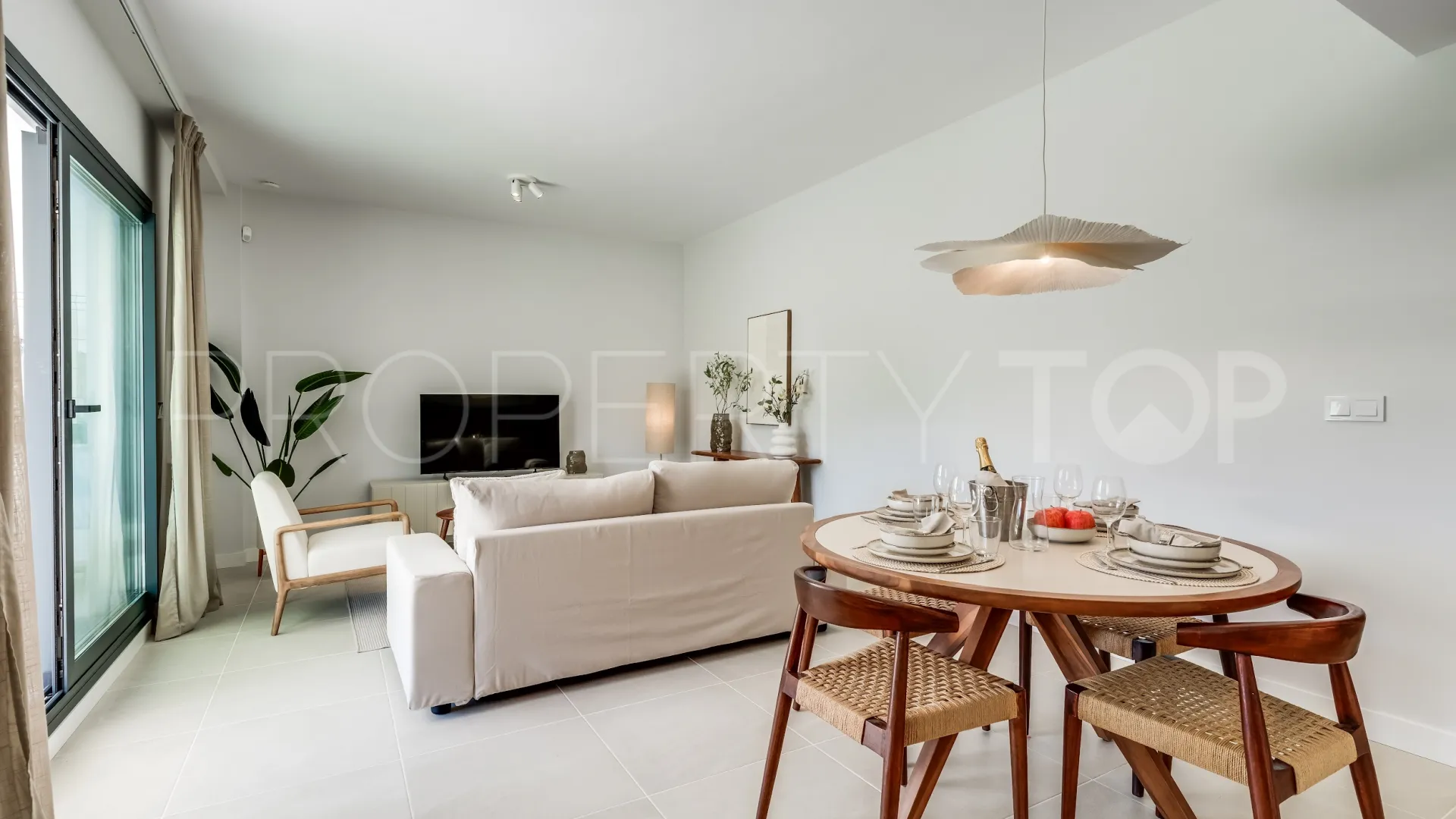 For sale 2 bedrooms ground floor apartment in Estepona
