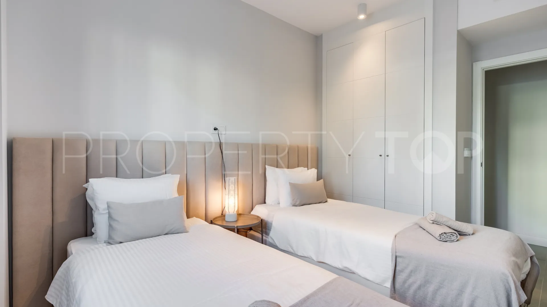 For sale 2 bedrooms ground floor apartment in Estepona