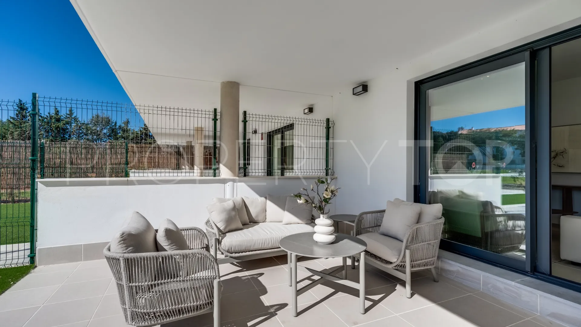 For sale 2 bedrooms ground floor apartment in Estepona