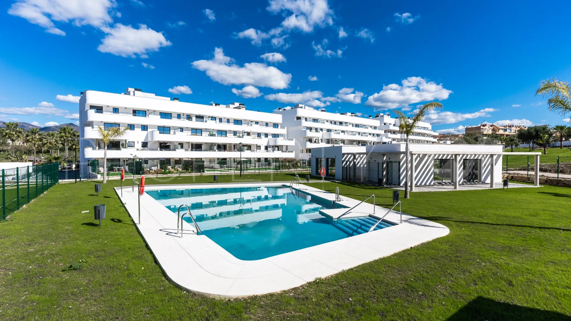 For sale 2 bedrooms ground floor apartment in Estepona