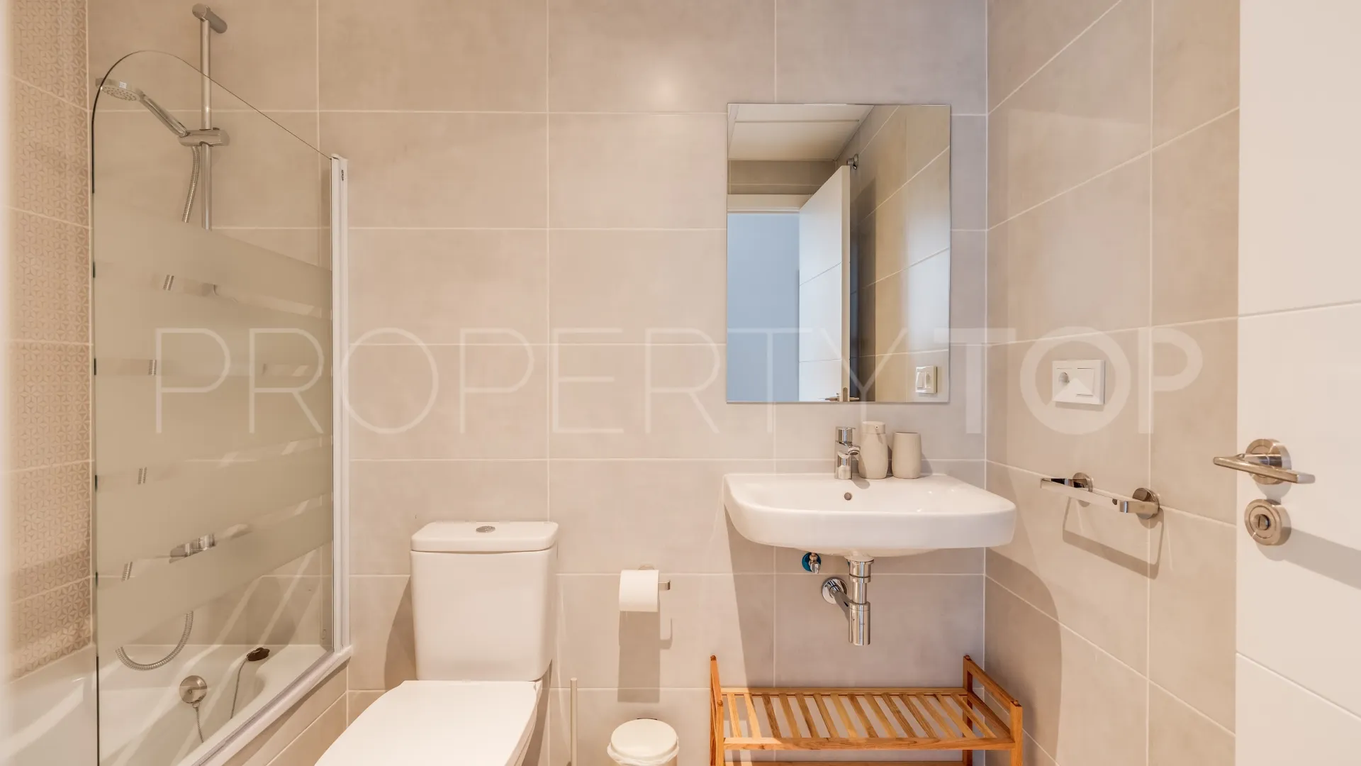 For sale 2 bedrooms ground floor apartment in Estepona