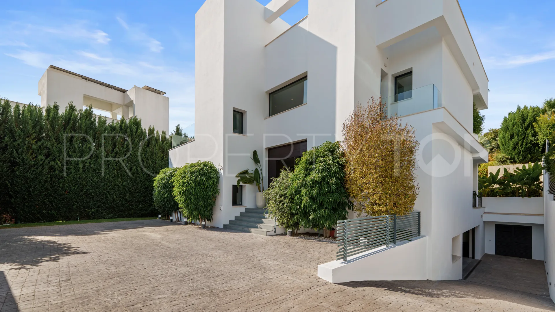 Se vende villa en Nueva Andalucia de 5 dormitorios