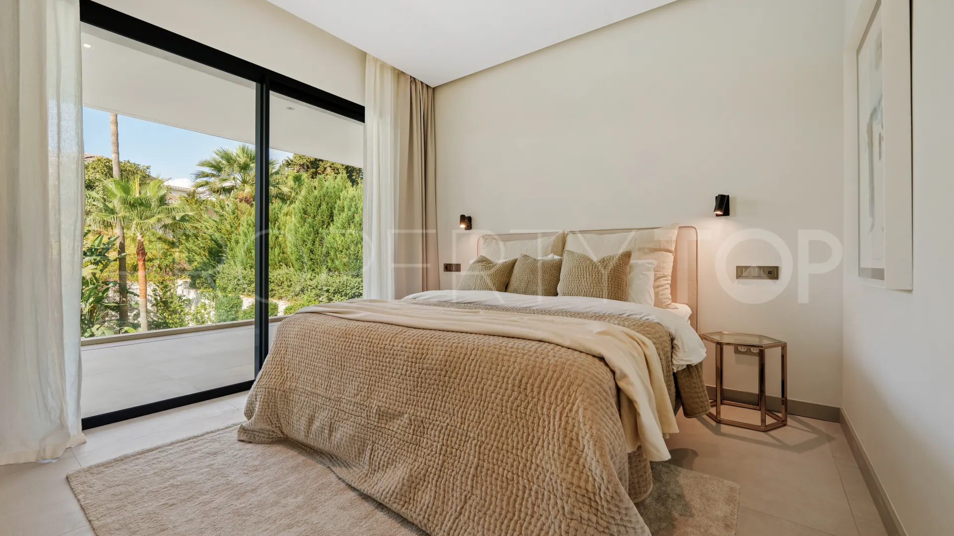 Se vende villa en Nueva Andalucia de 5 dormitorios