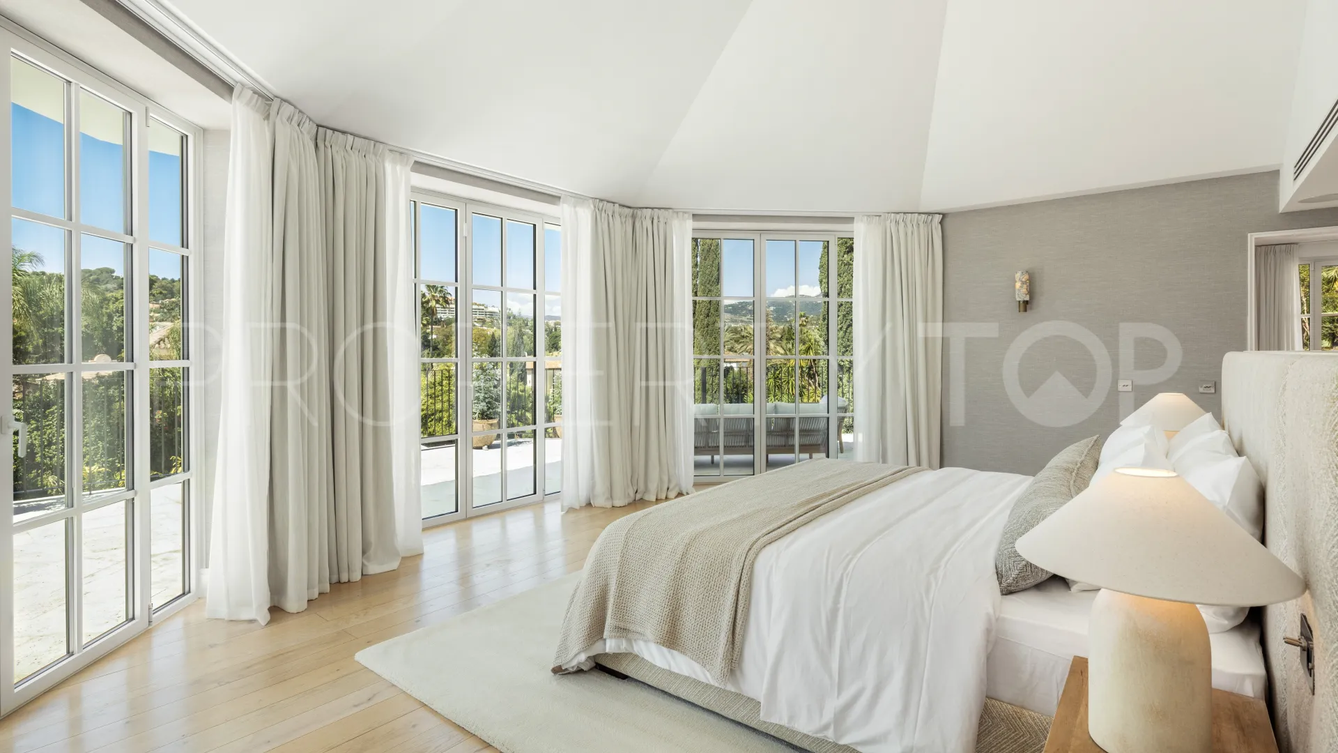 Villa en venta en Nueva Andalucia con 5 dormitorios