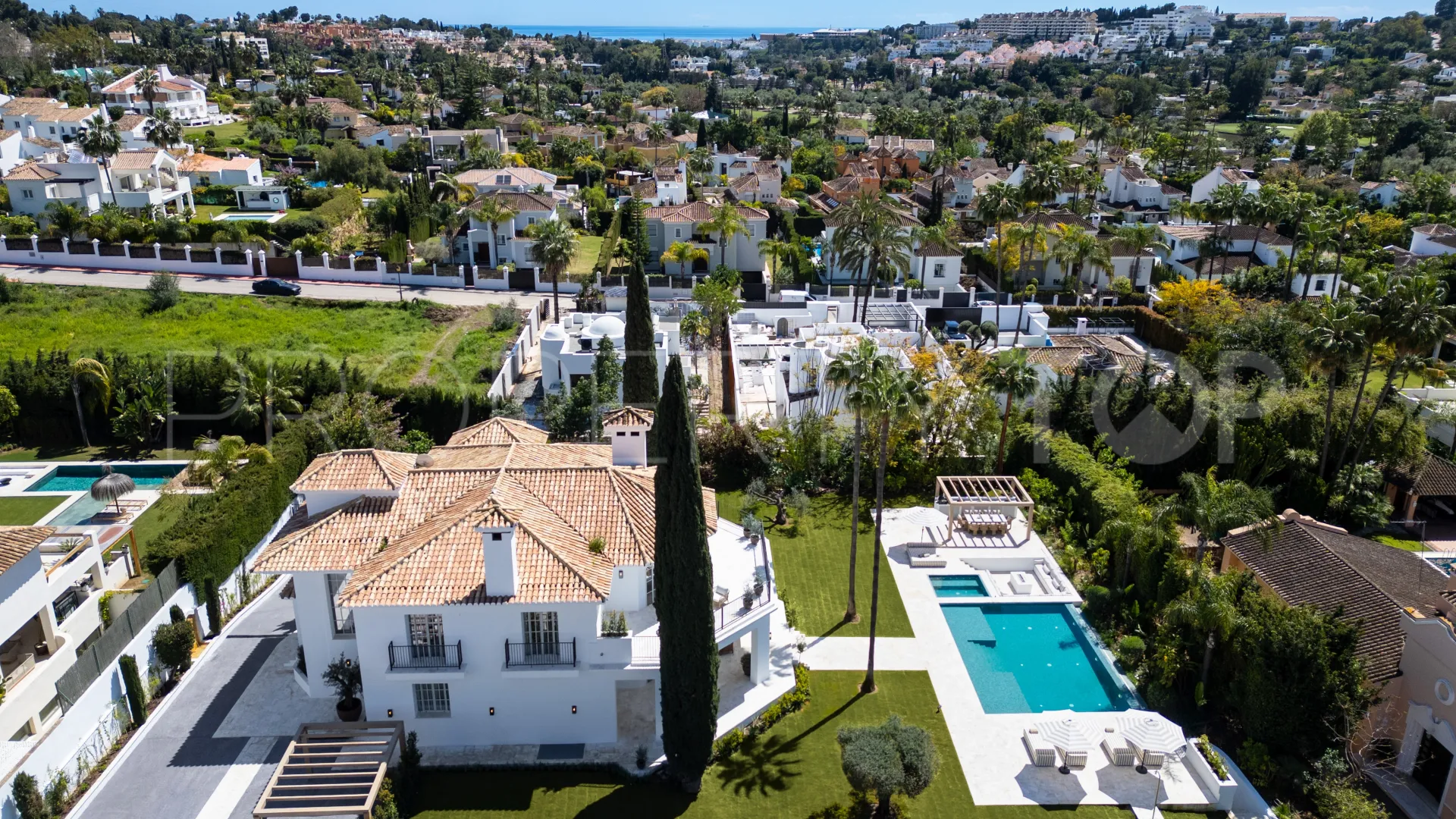 Villa en venta en Nueva Andalucia con 5 dormitorios