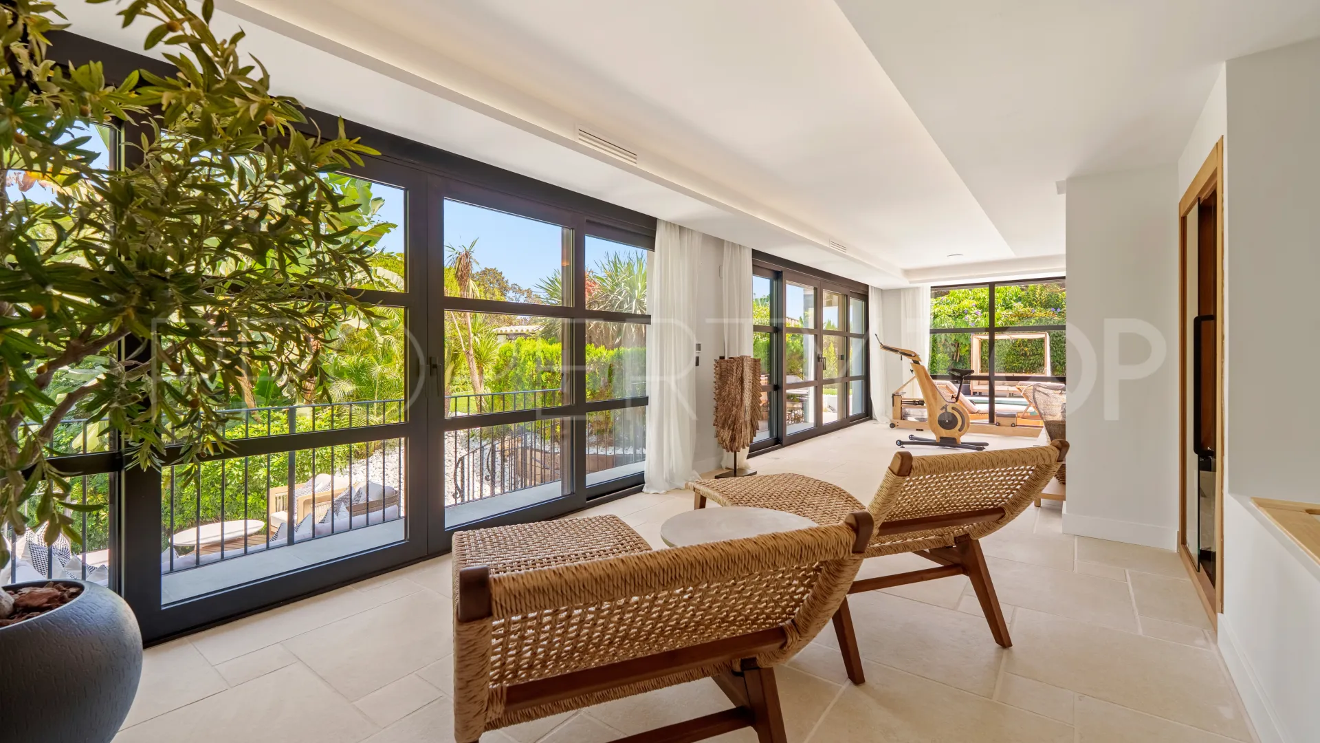 For sale villa with 6 bedrooms in Nueva Andalucia