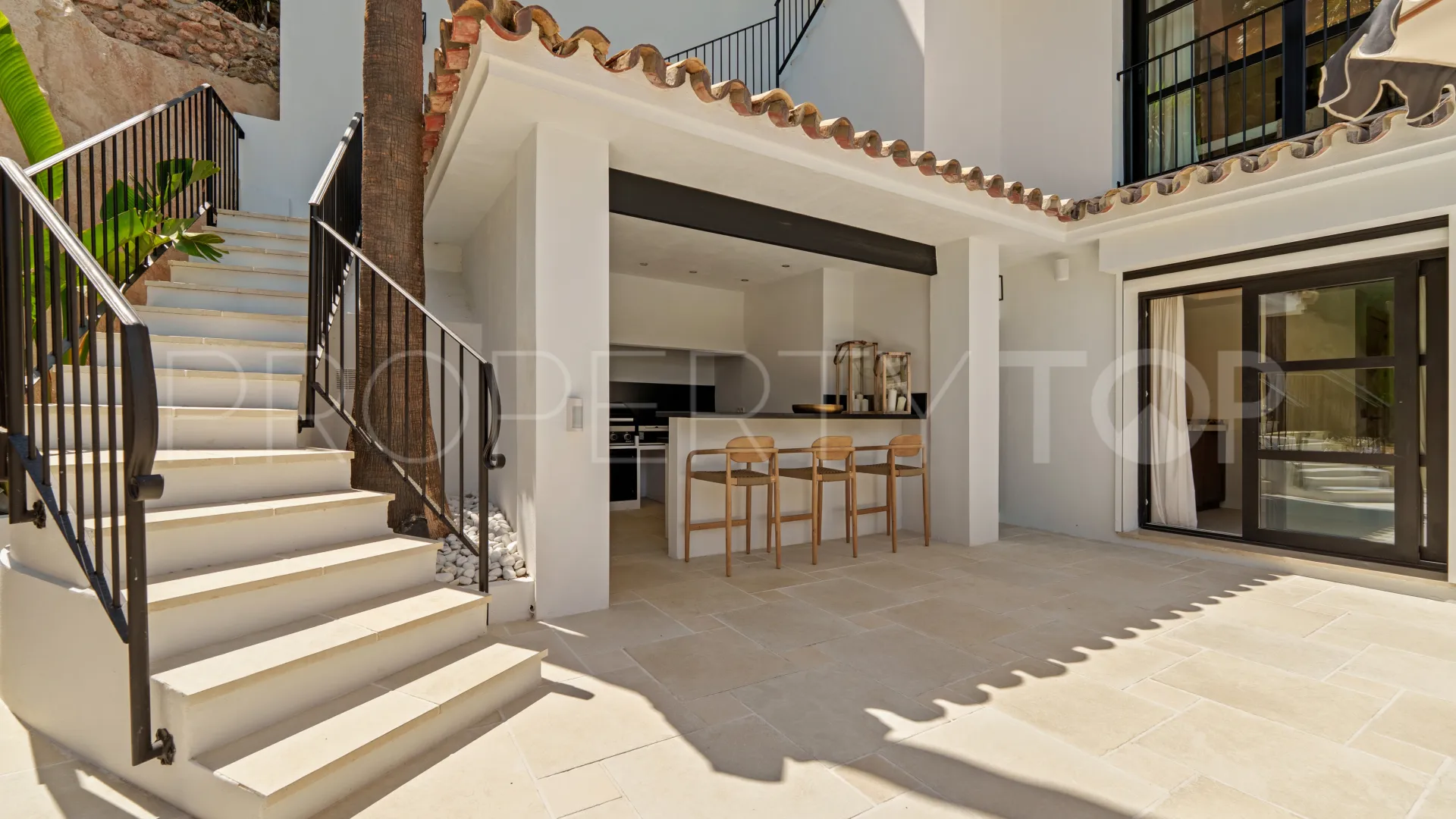 For sale villa with 6 bedrooms in Nueva Andalucia