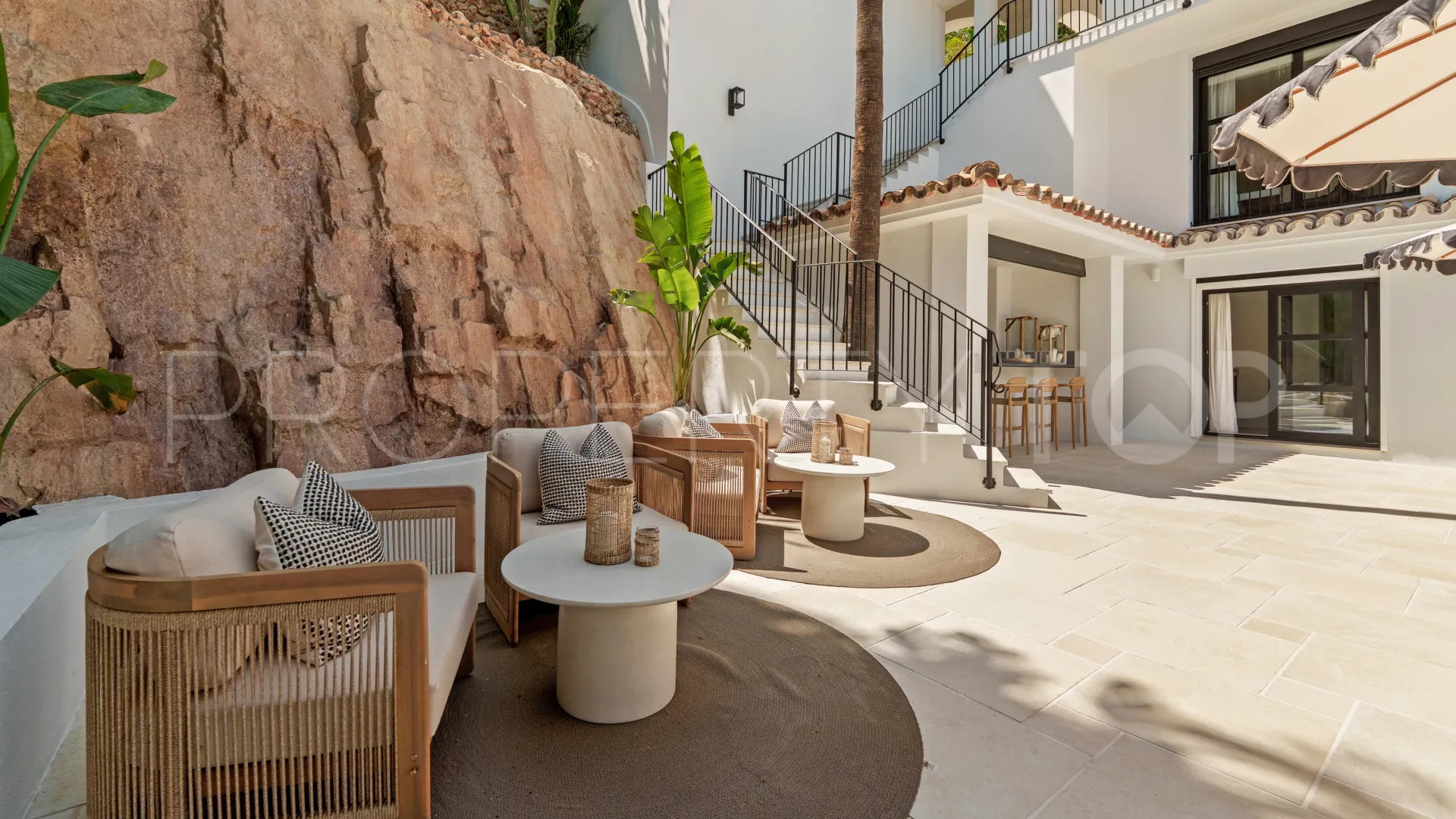 For sale villa with 6 bedrooms in Nueva Andalucia