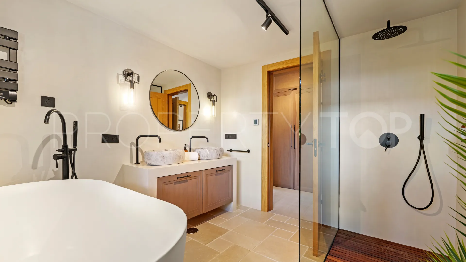 For sale villa with 6 bedrooms in Nueva Andalucia