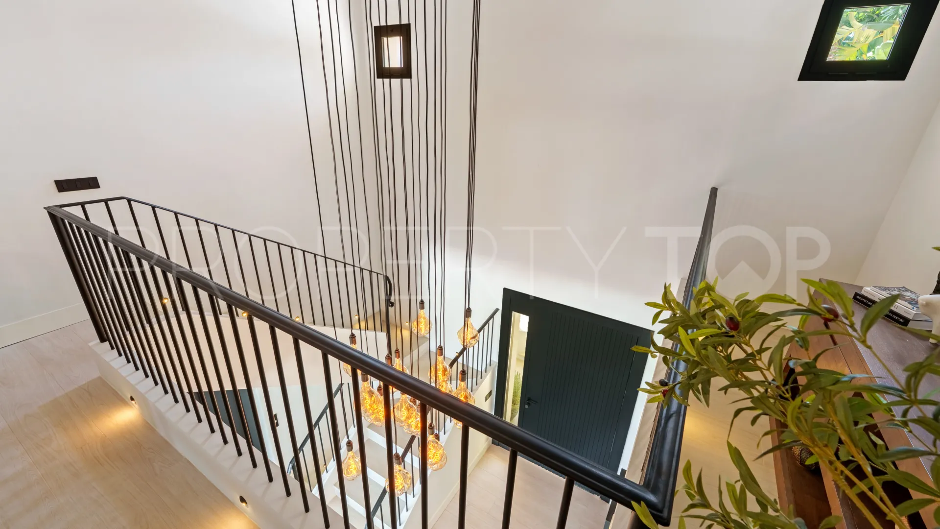 For sale villa with 6 bedrooms in Nueva Andalucia