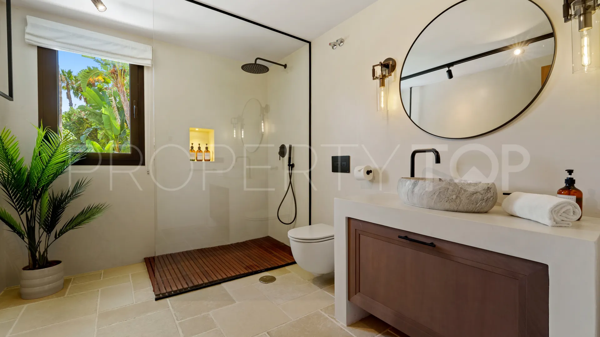 For sale villa with 6 bedrooms in Nueva Andalucia