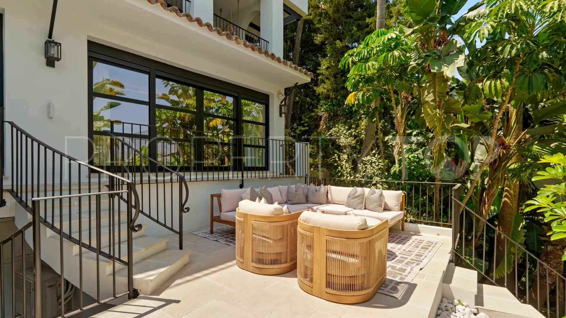 For sale villa with 6 bedrooms in Nueva Andalucia