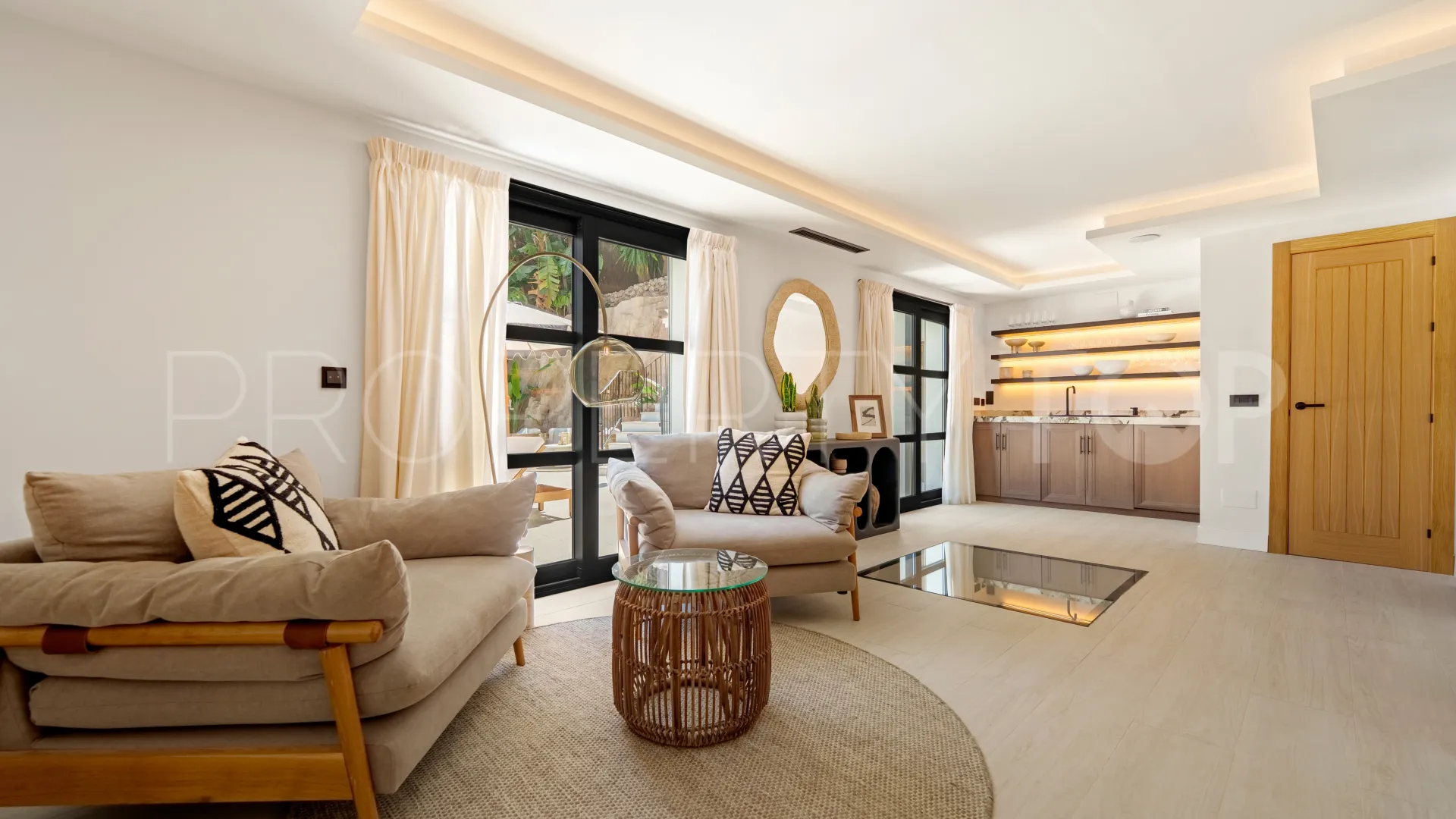 For sale villa with 6 bedrooms in Nueva Andalucia