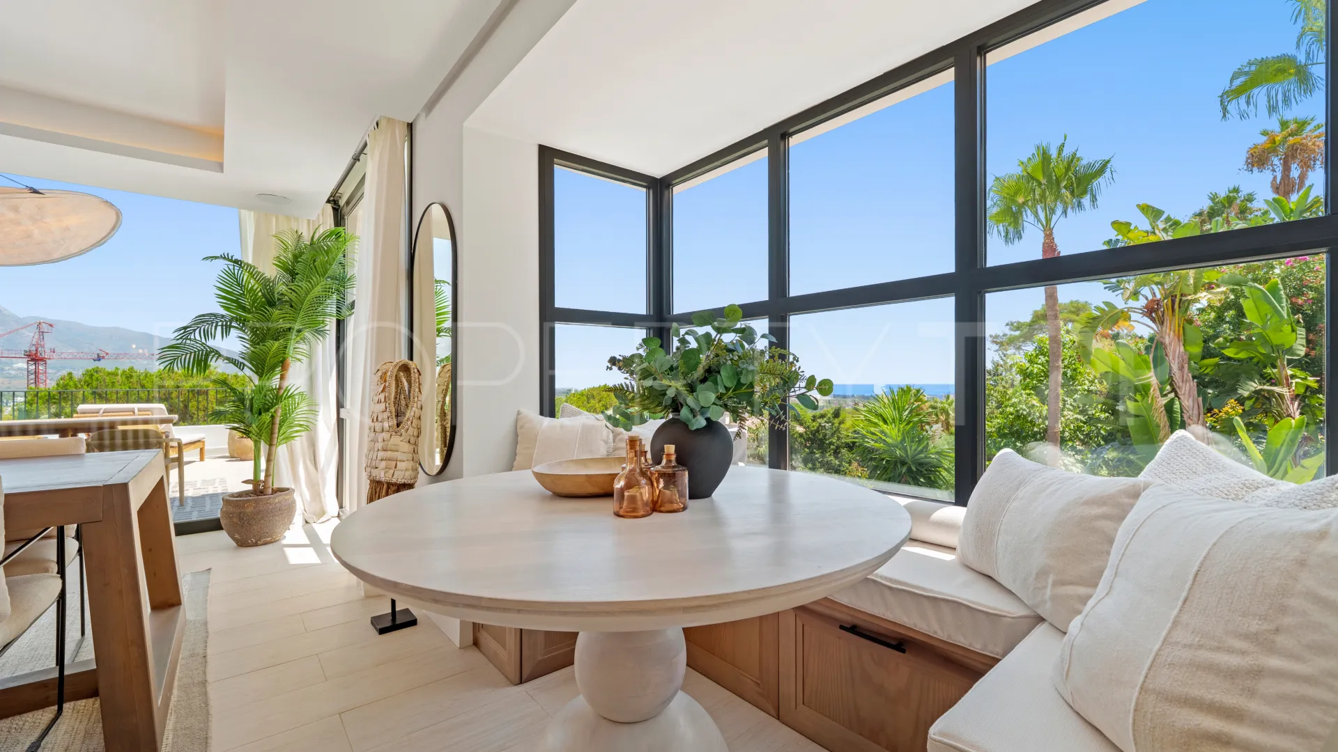 For sale villa with 6 bedrooms in Nueva Andalucia