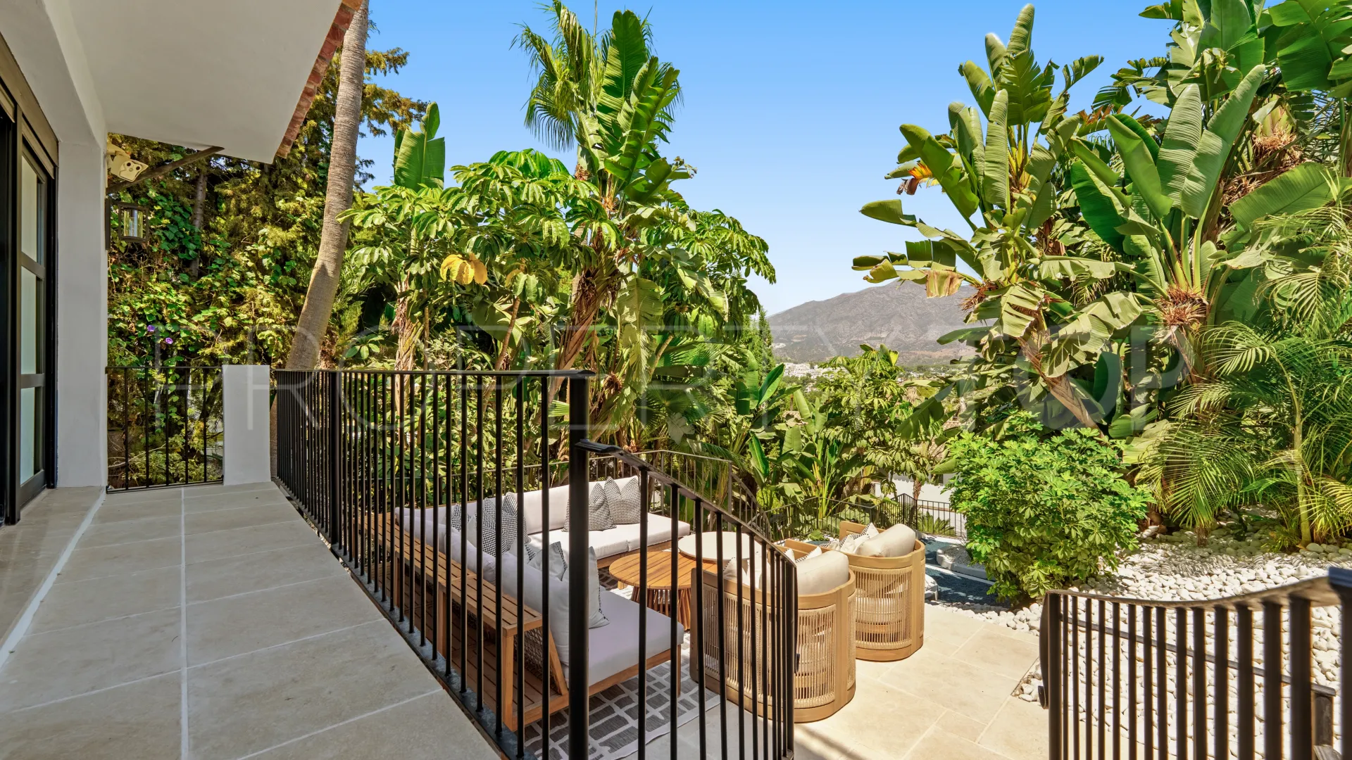 For sale villa with 6 bedrooms in Nueva Andalucia