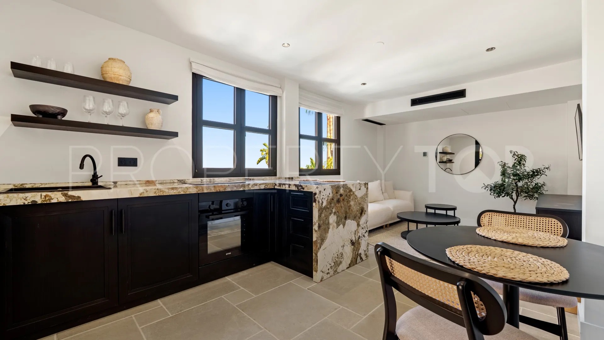 For sale villa with 6 bedrooms in Nueva Andalucia