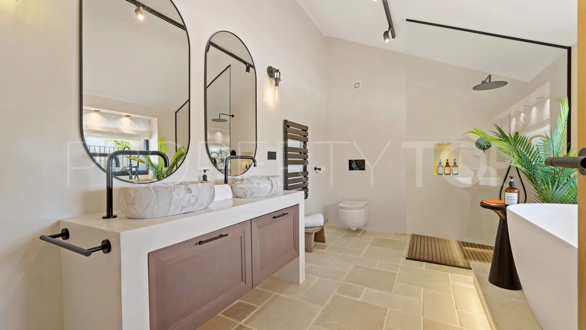 For sale villa with 6 bedrooms in Nueva Andalucia