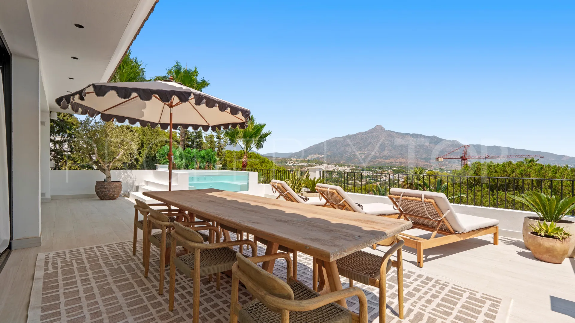 For sale villa with 6 bedrooms in Nueva Andalucia