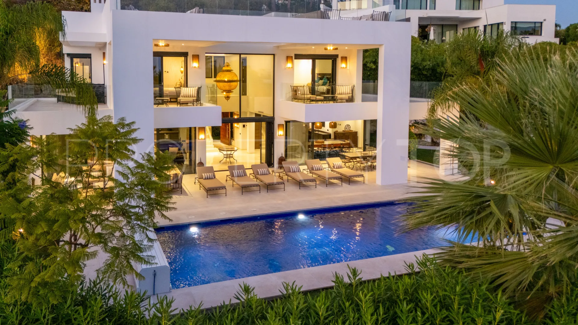 Villa en venta de 6 dormitorios en Nueva Andalucia