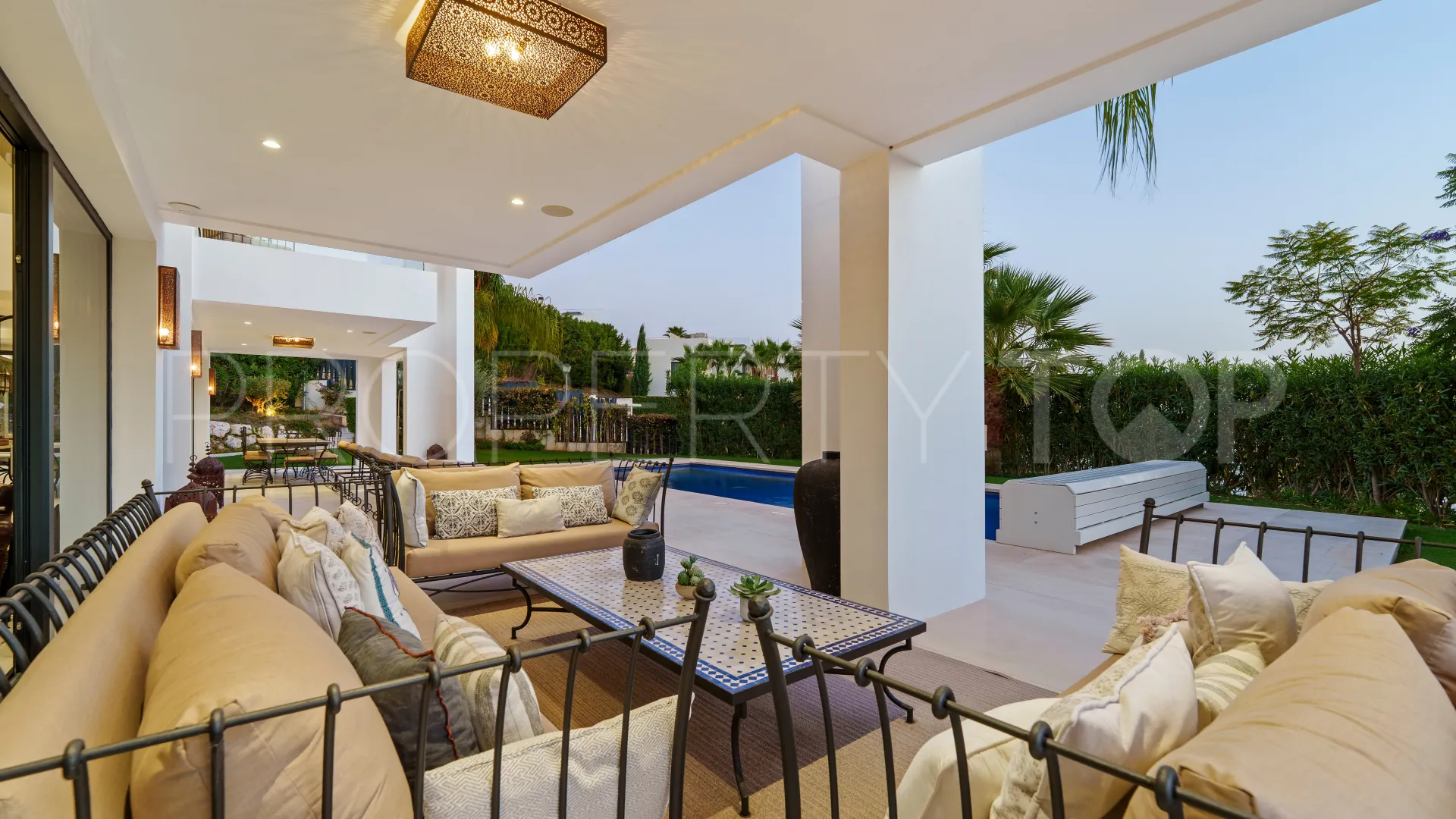 Villa en venta de 6 dormitorios en Nueva Andalucia