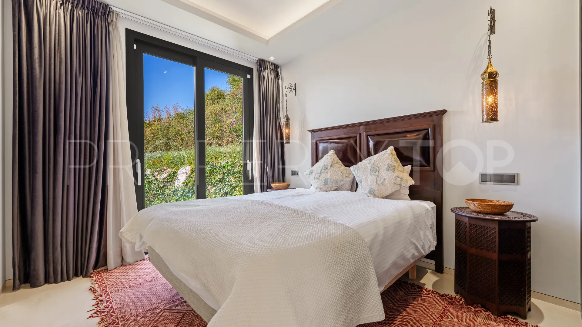 Villa en venta de 6 dormitorios en Nueva Andalucia
