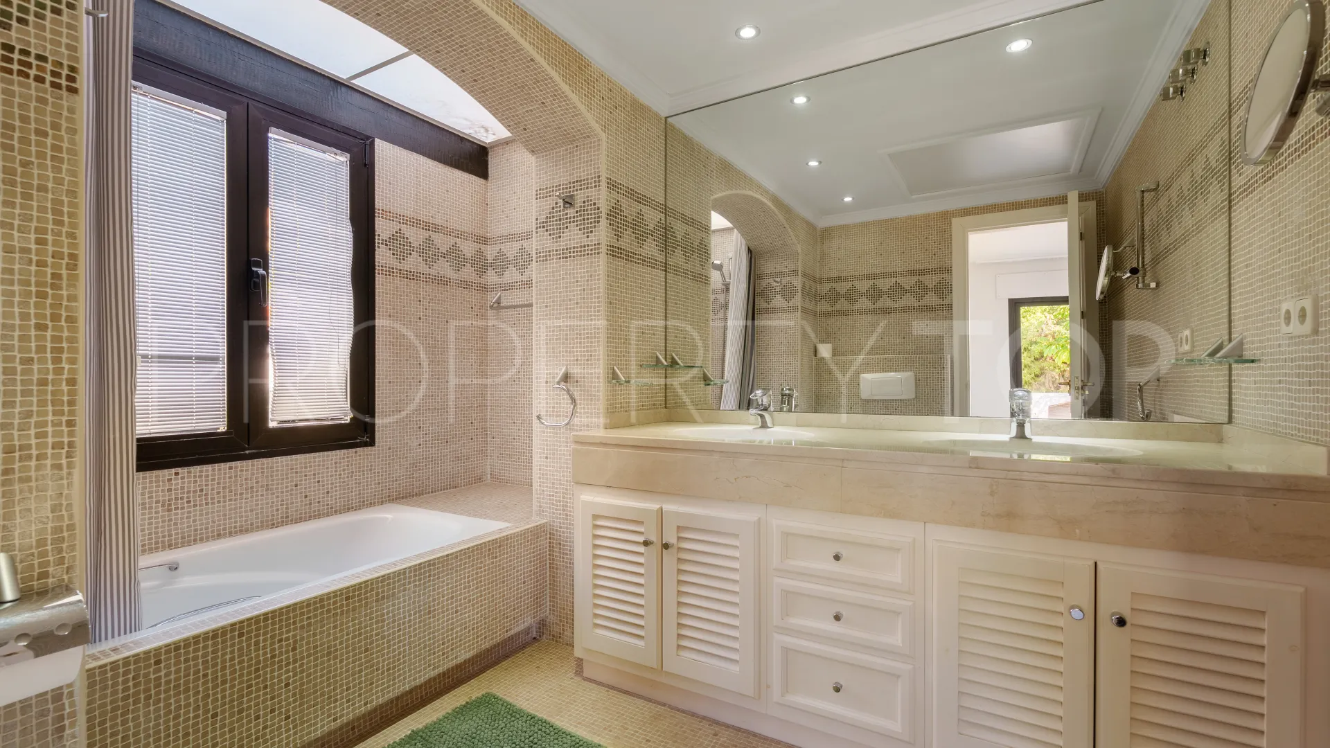 For sale villa with 9 bedrooms in Benahavis