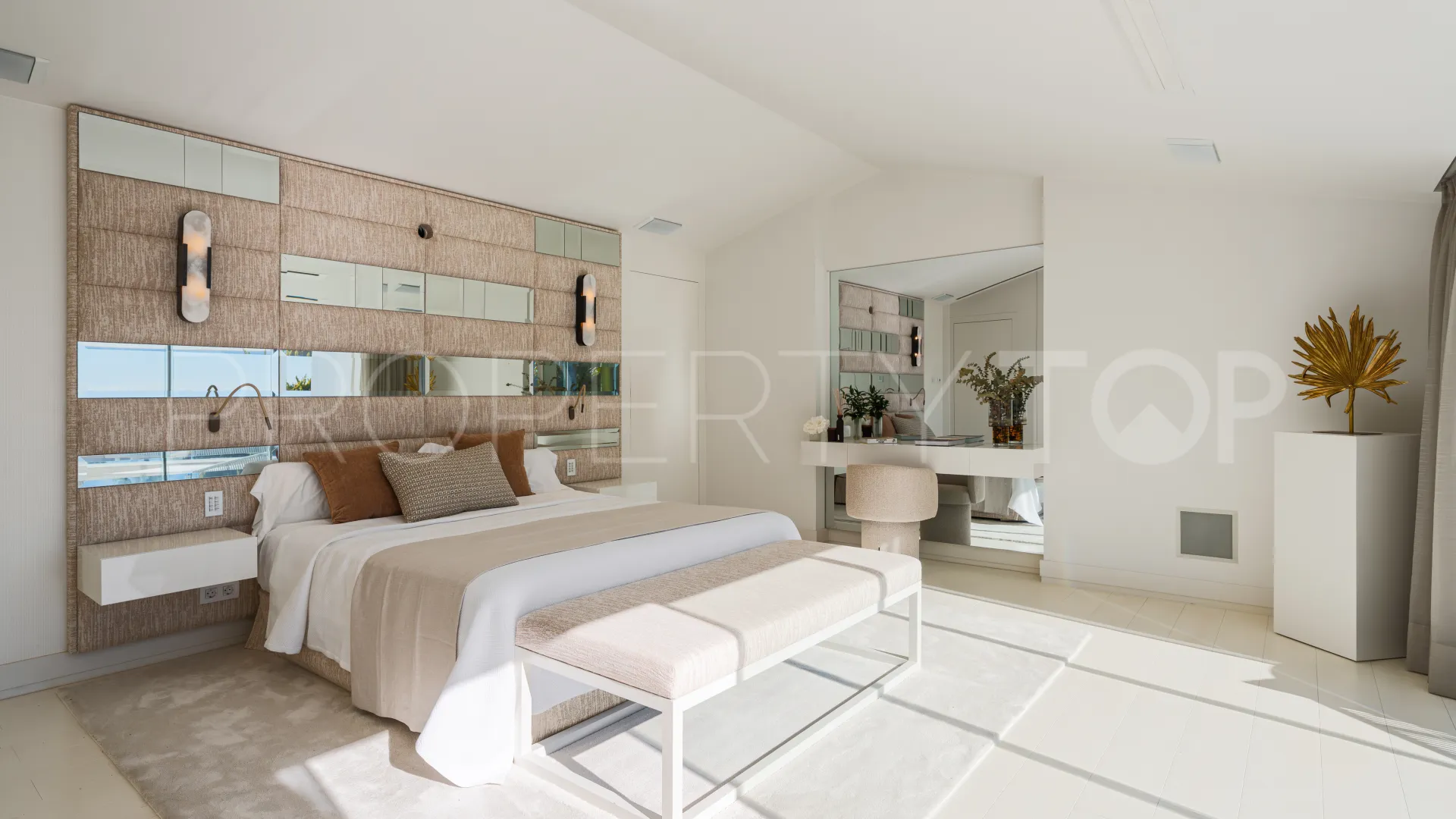 Villa pareada en venta de 4 dormitorios en Marbella Golden Mile