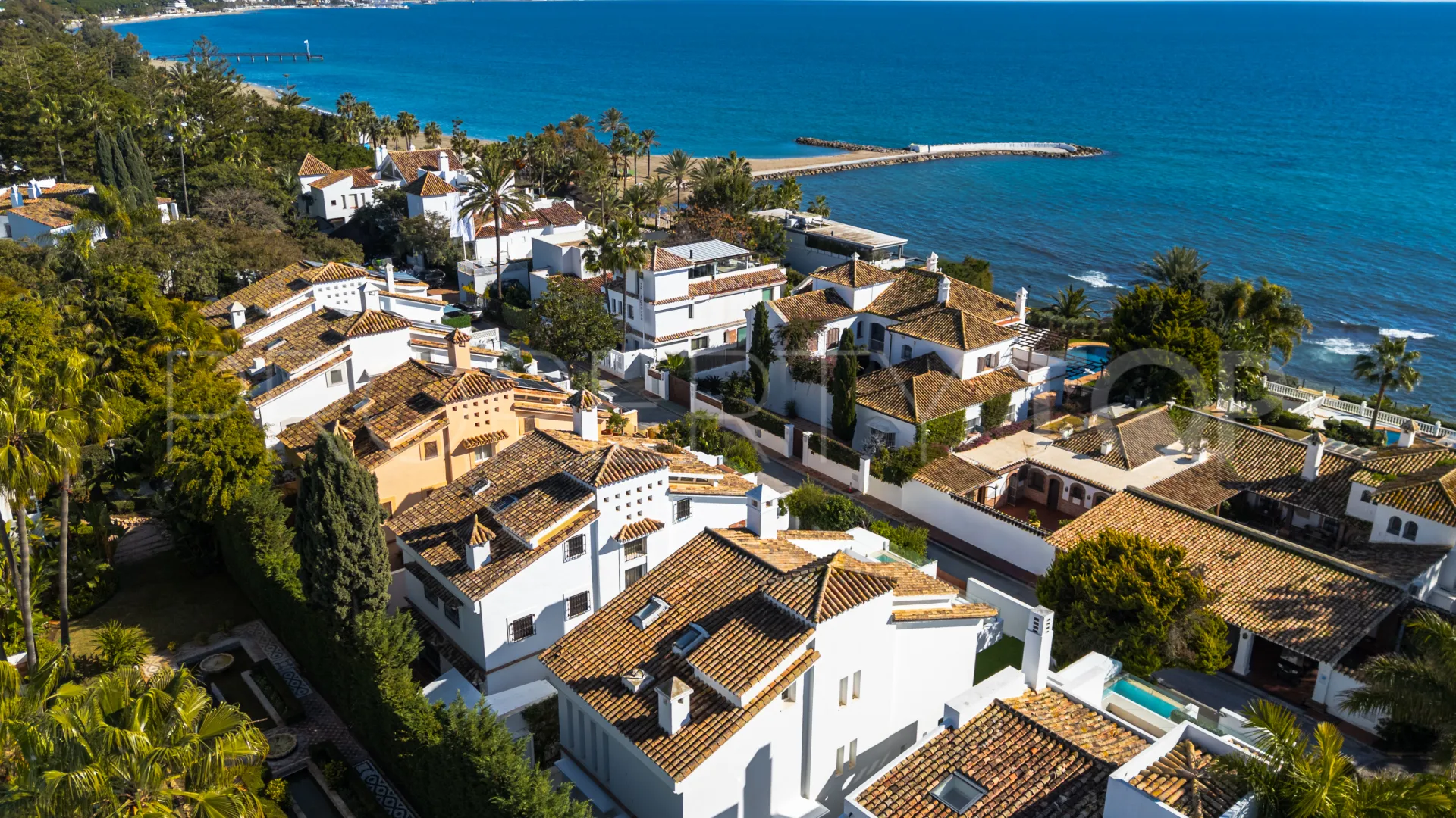 Villa pareada en venta de 4 dormitorios en Marbella Golden Mile