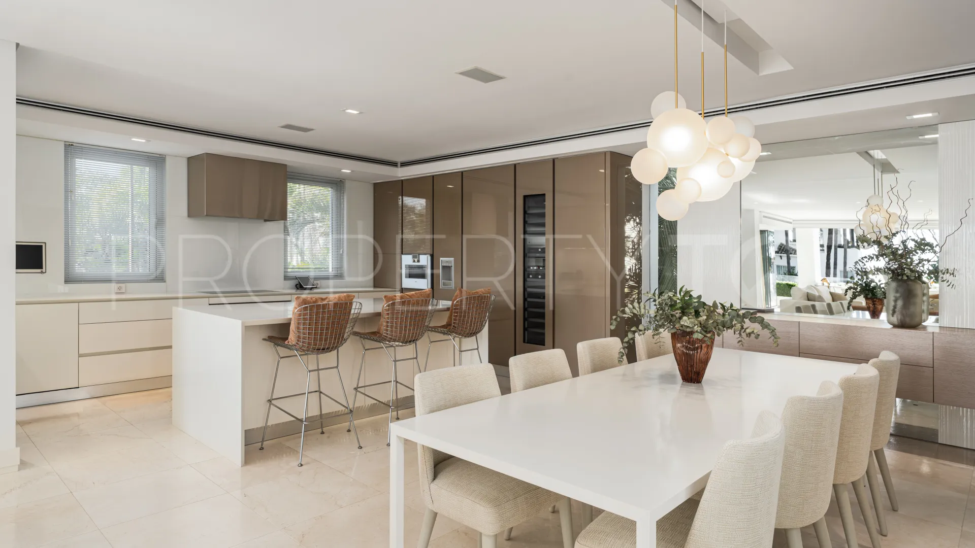 Villa pareada en venta de 4 dormitorios en Marbella Golden Mile