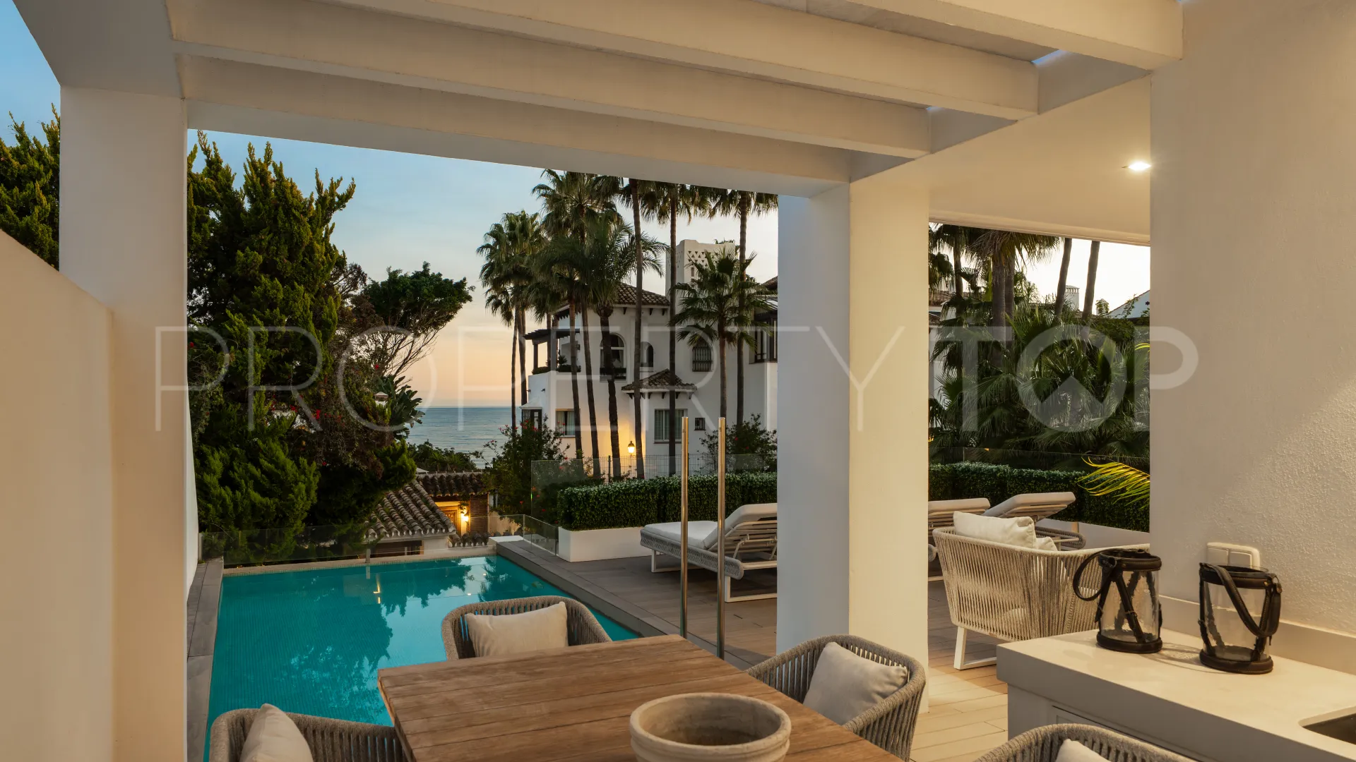 Villa pareada en venta de 4 dormitorios en Marbella Golden Mile