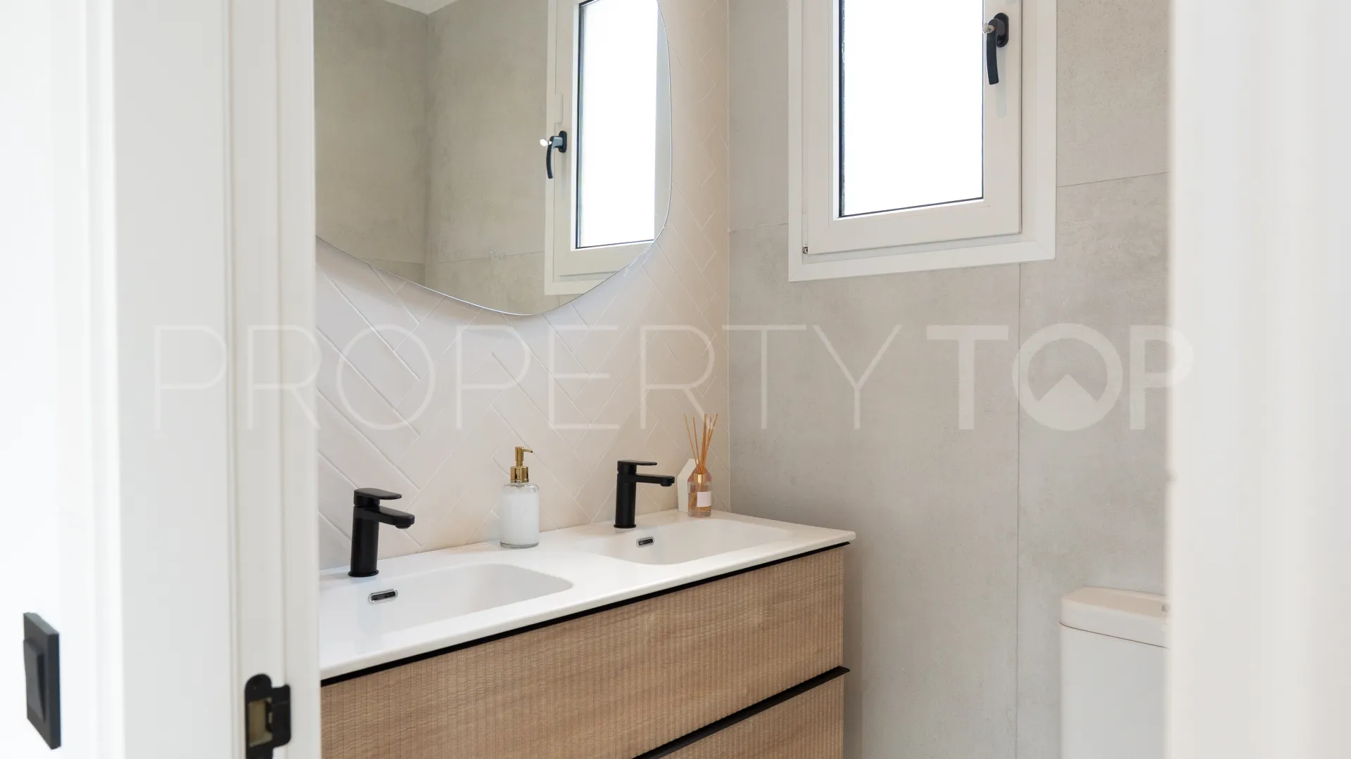4 bedrooms villa for sale in Estepona